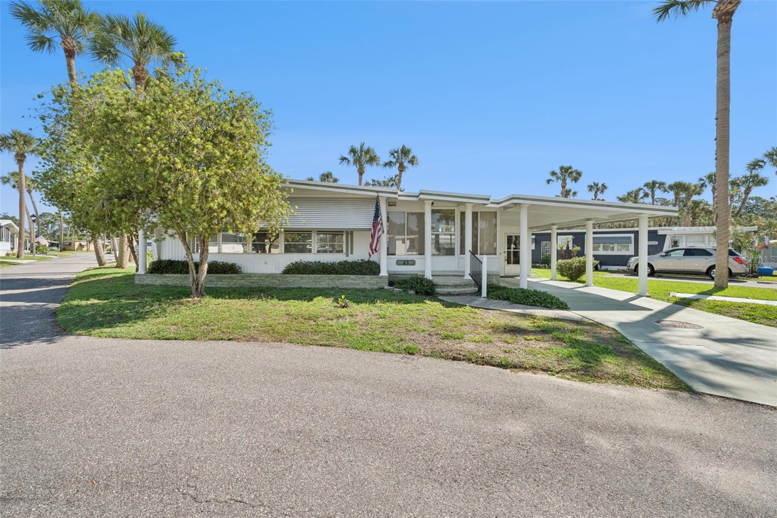 Listing photo 1 for 43 Sabal Palm Cir