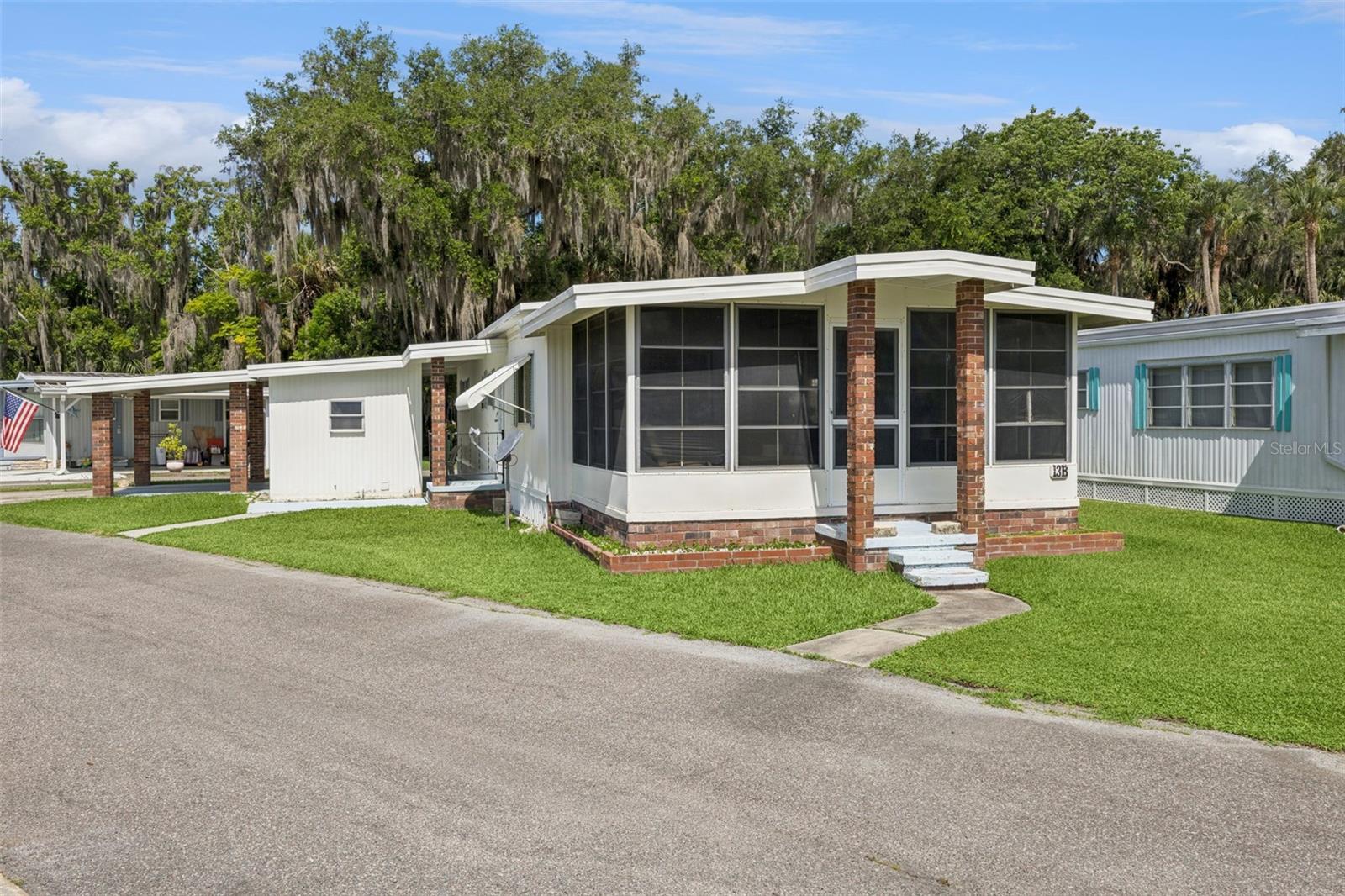 Listing photo 2 for 13 Cocos Plumosa Dr #b