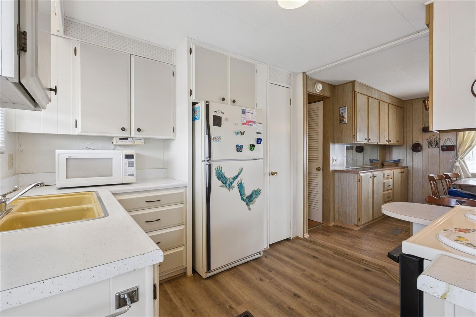 Listing photo 3 for 13 Cocos Plumosa Dr #b