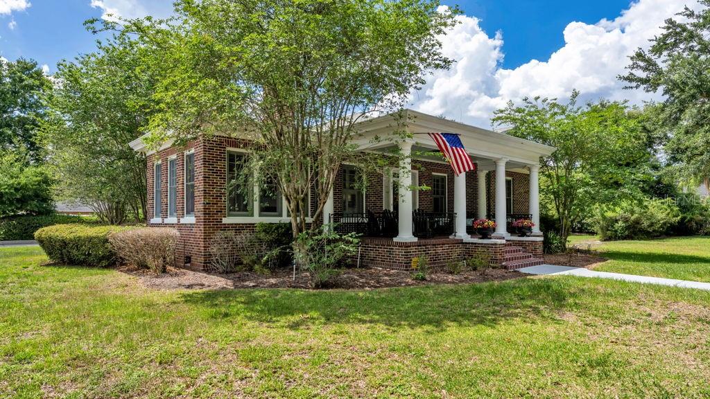Listing photo 3 for 747 S Clayton Ave