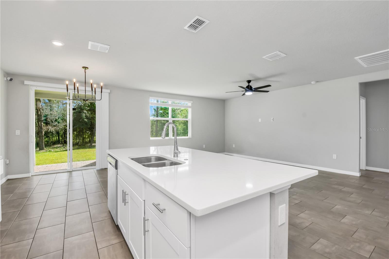 Listing photo 3 for 17413 Back Bay Ct