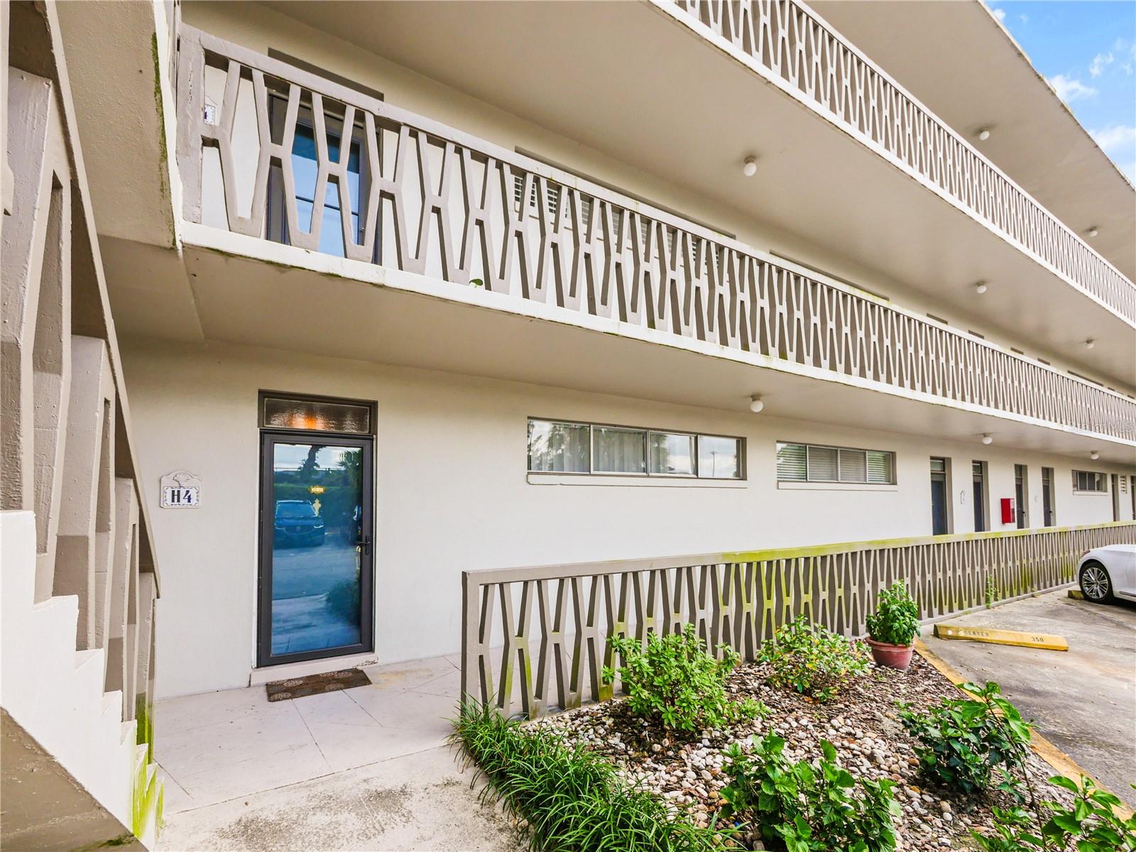 700 MELROSE AVENUE Unit H4