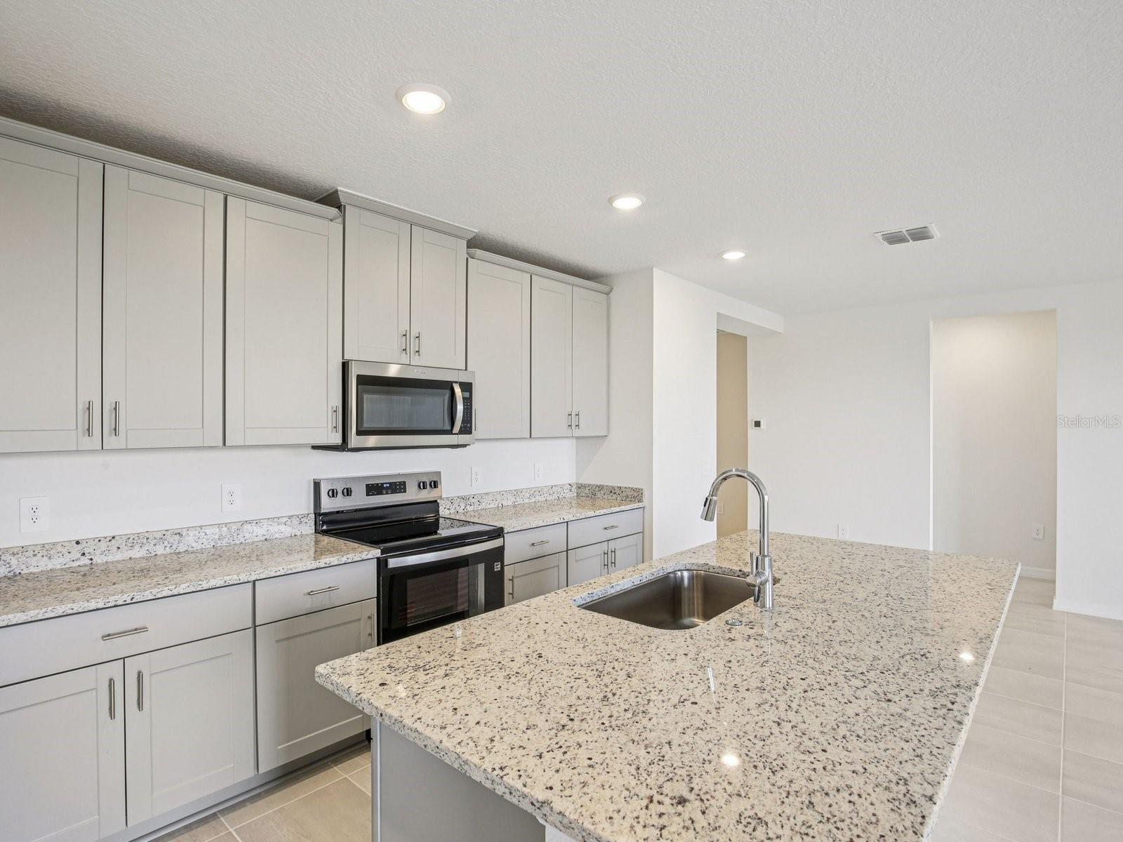 Listing photo 3 for 823 Sunshower Dr