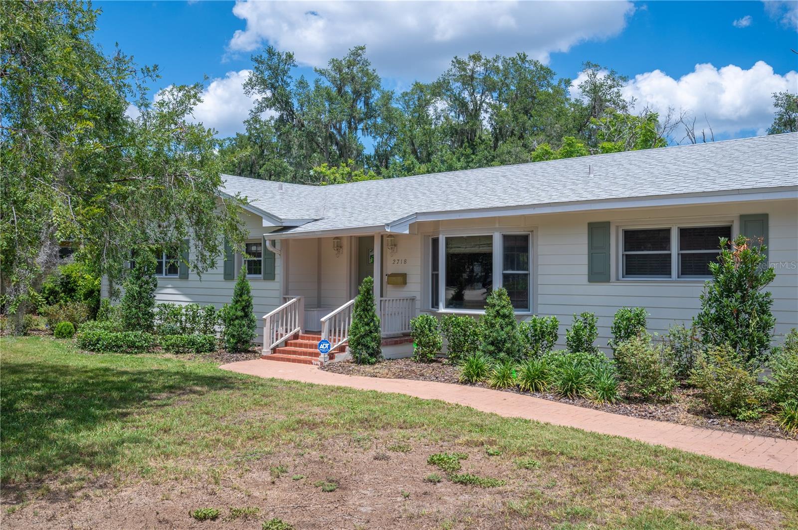 Listing photo 1 for 2718 Berkeley Ave