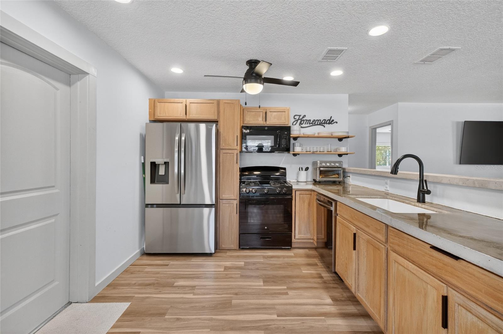 Listing photo 1 for 529 E Gottsche Ave