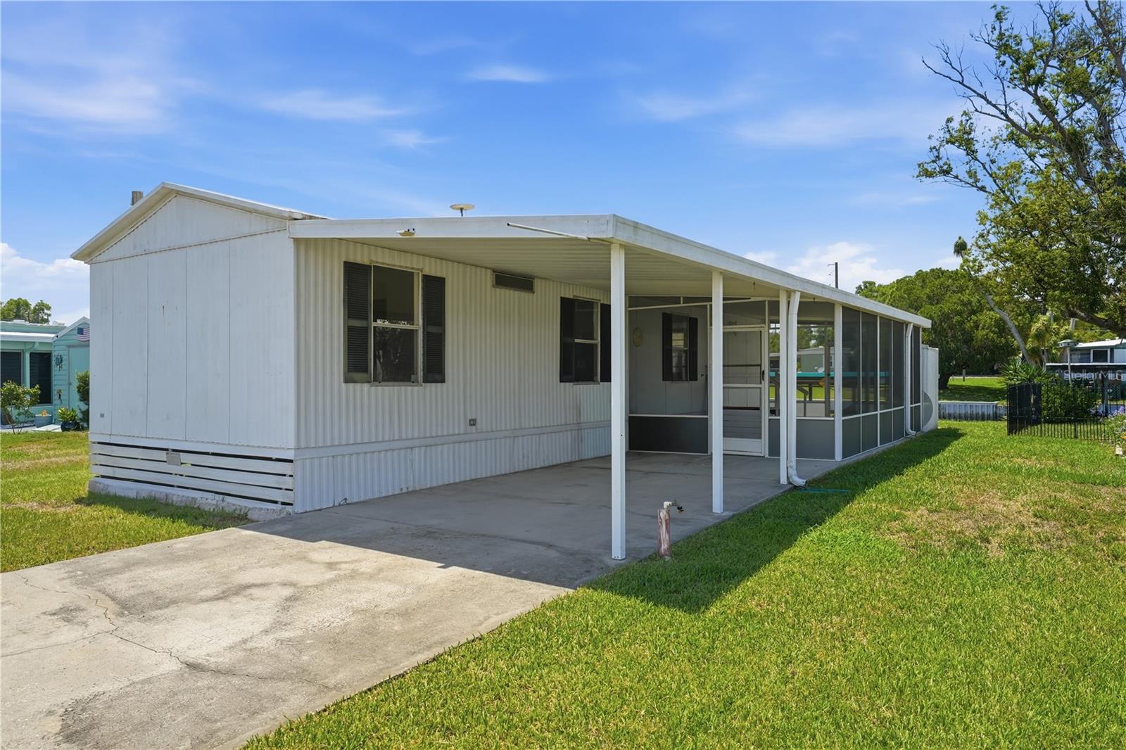 Listing photo 2 for 30107 Green Bay Dr