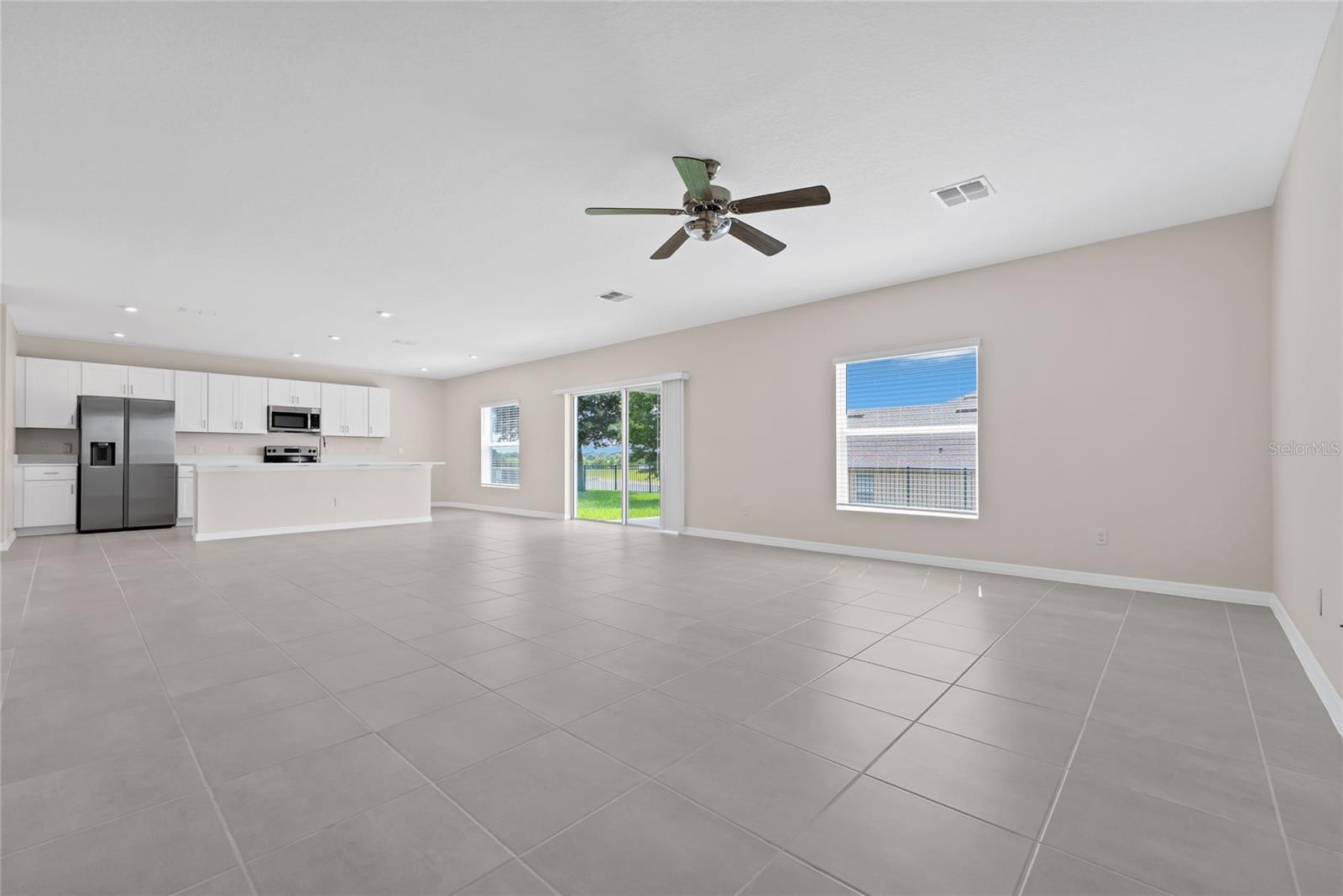 Listing photo 3 for 3800 Fescue St