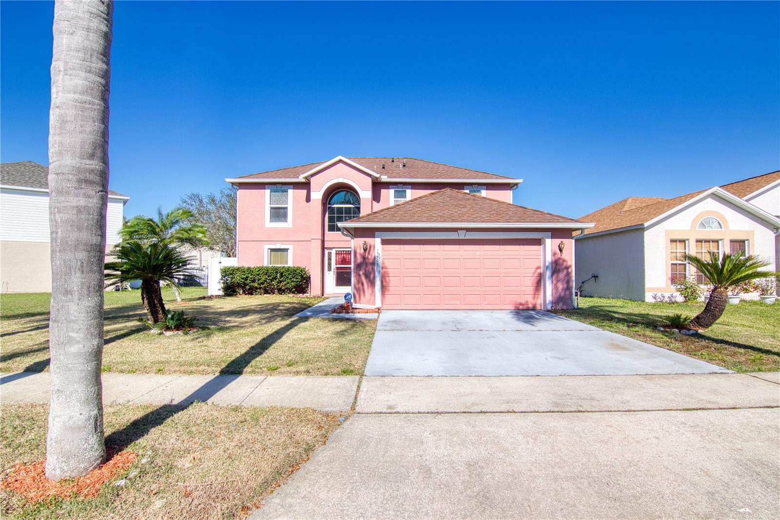 Listing photo 1 for 15907 Wilkinson Dr