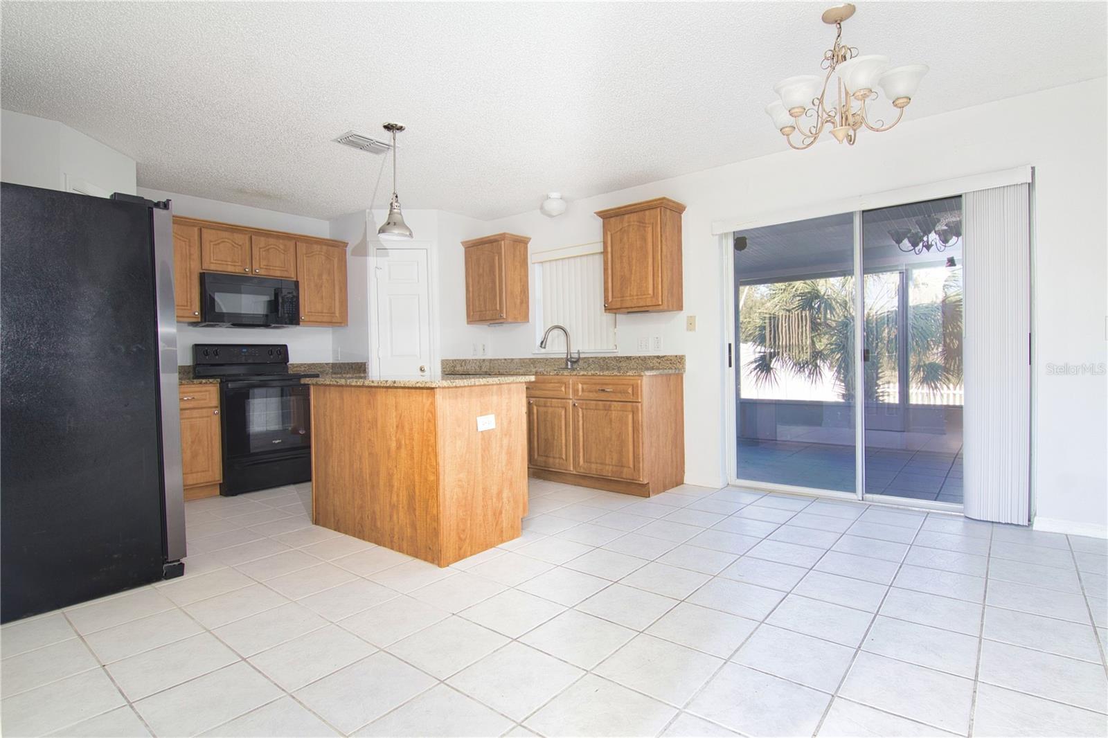 Listing photo 3 for 15907 Wilkinson Dr