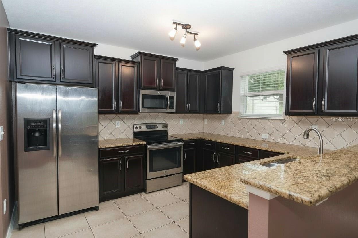 Listing photo 2 for 5909 Windsong Oak Dr