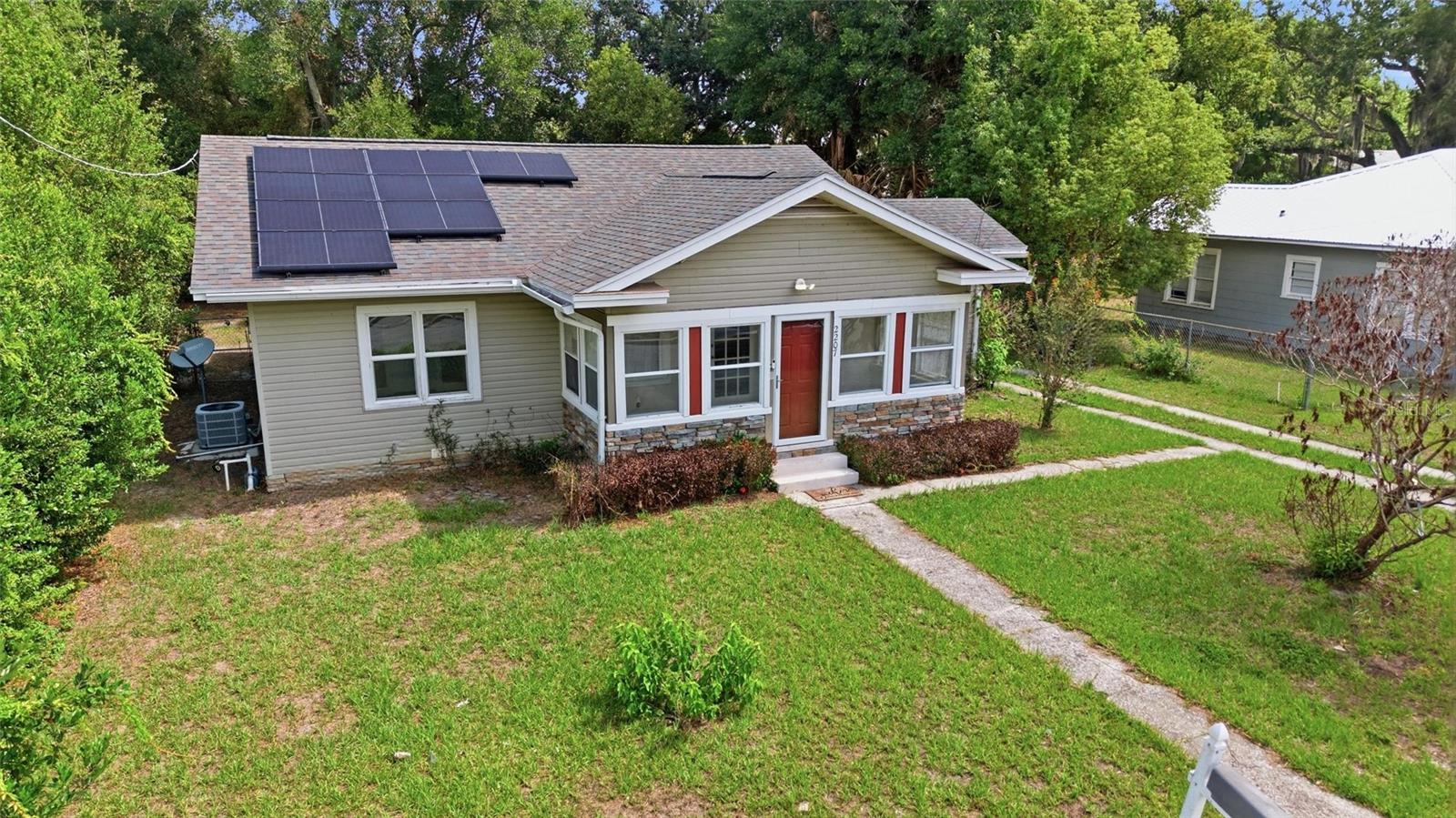 Listing photo 1 for 2207 Avenue F Nw
