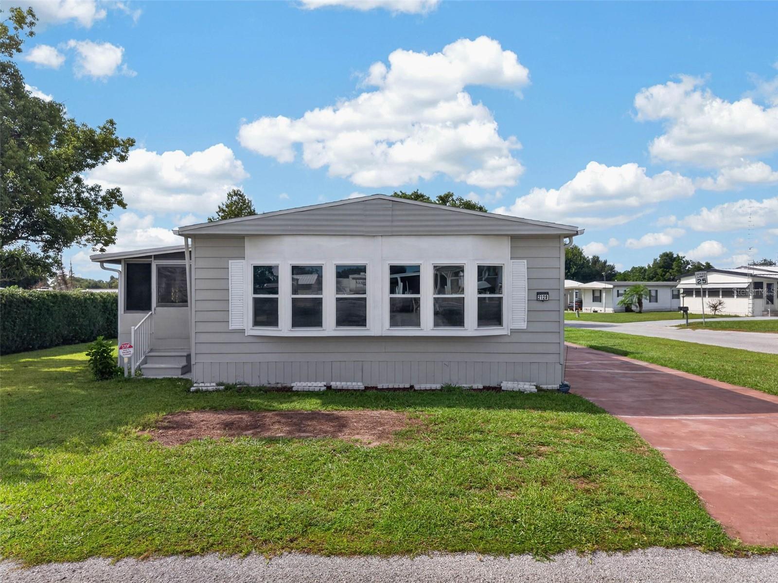 Listing photo 2 for 2129 Lois Blvd