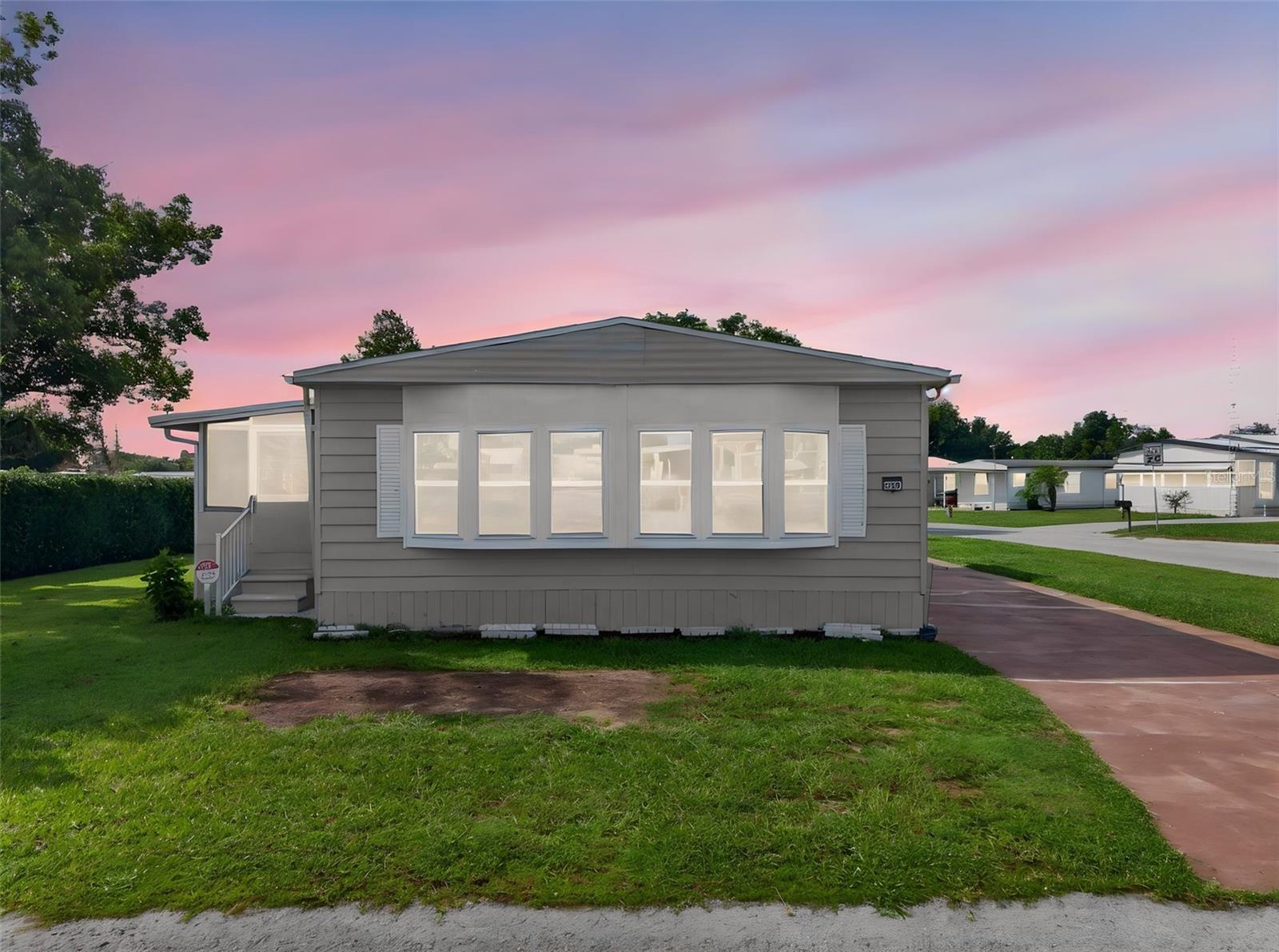 Listing photo 1 for 2129 Lois Blvd
