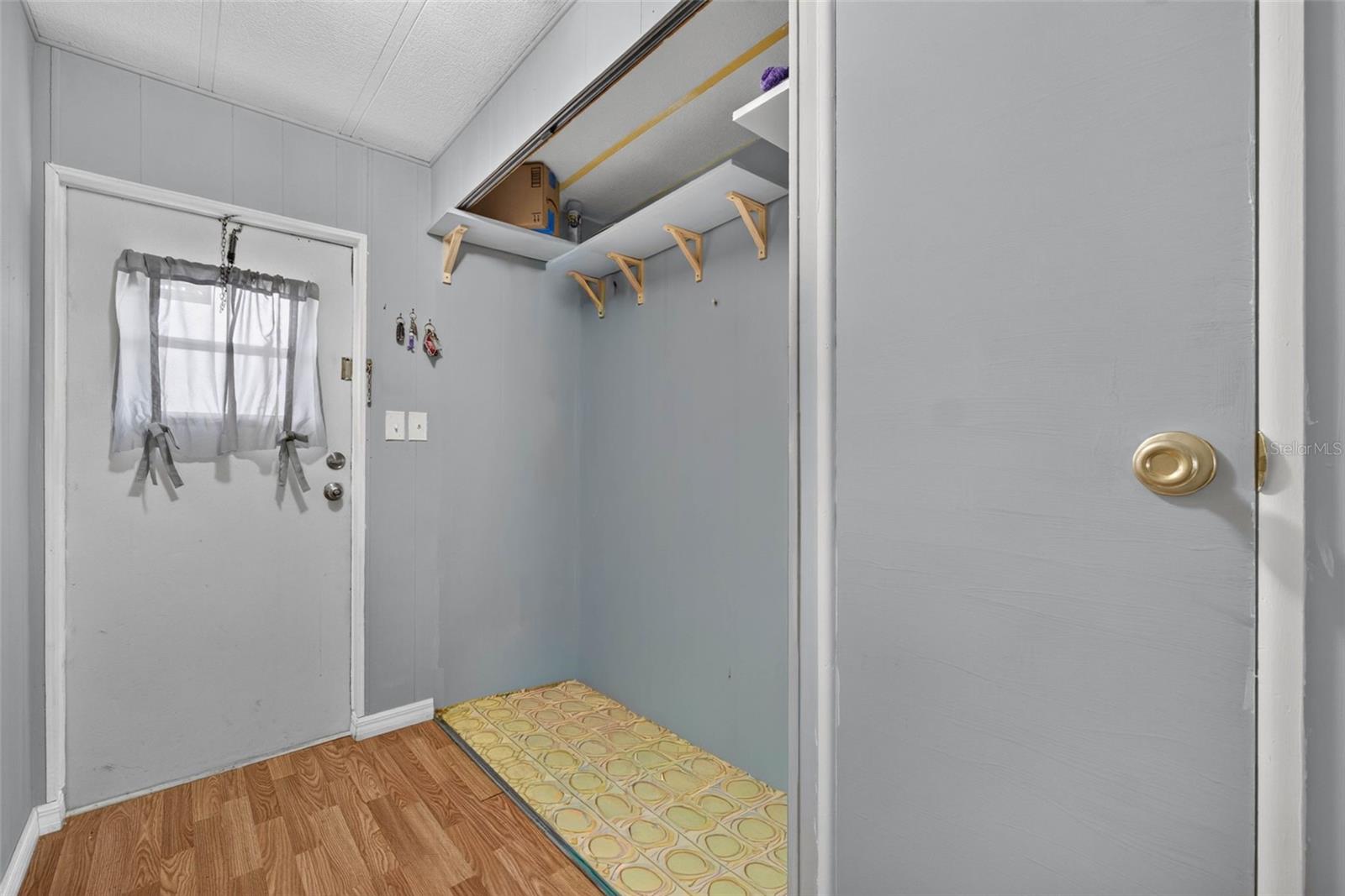 Listing photo 3 for 2129 Lois Blvd