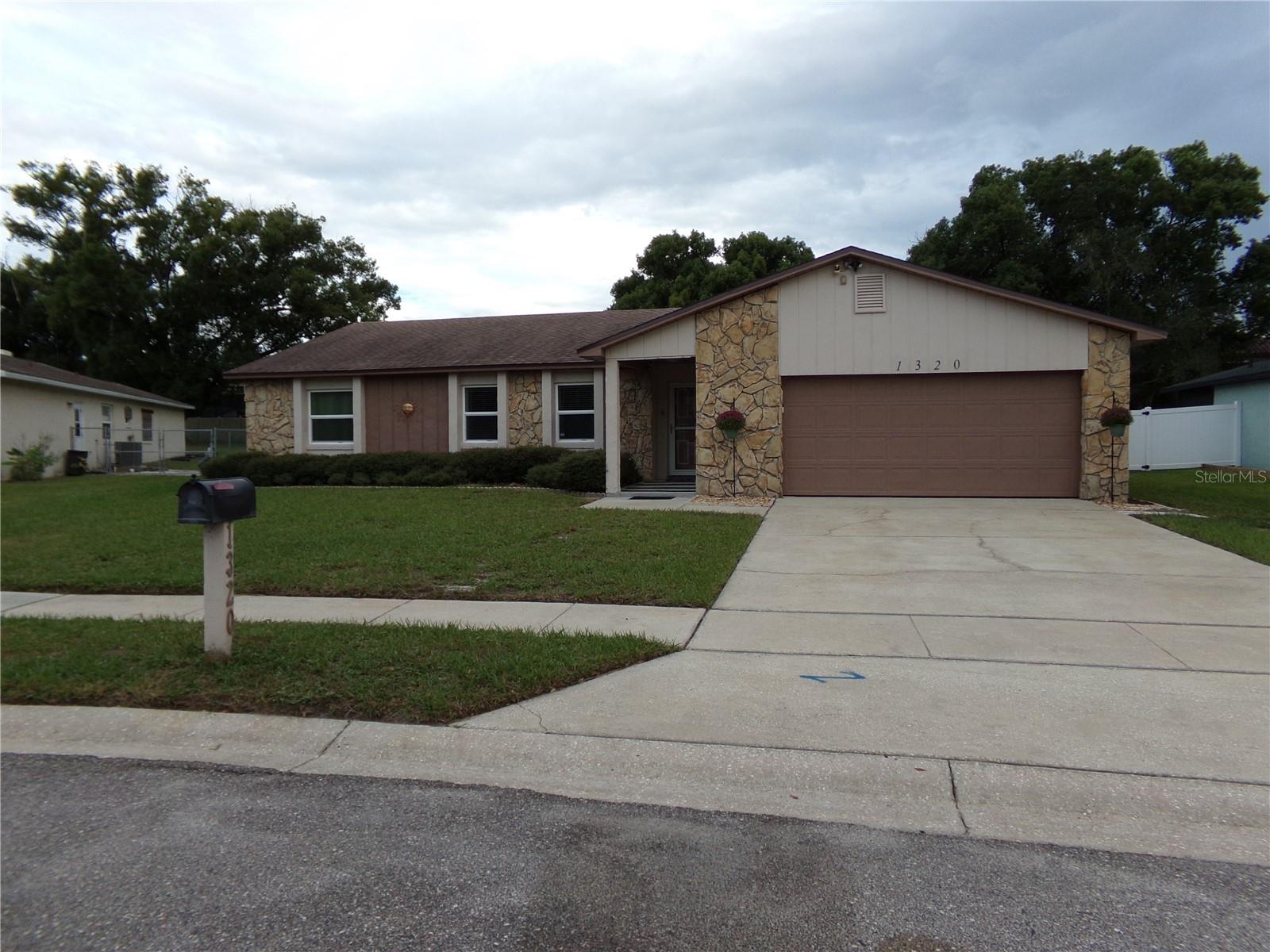 Listing photo 2 for 1320 Gladiolas Dr
