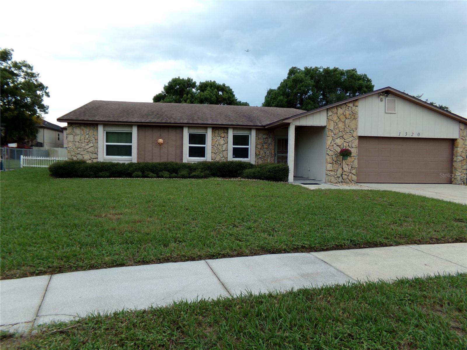 Listing photo 1 for 1320 Gladiolas Dr