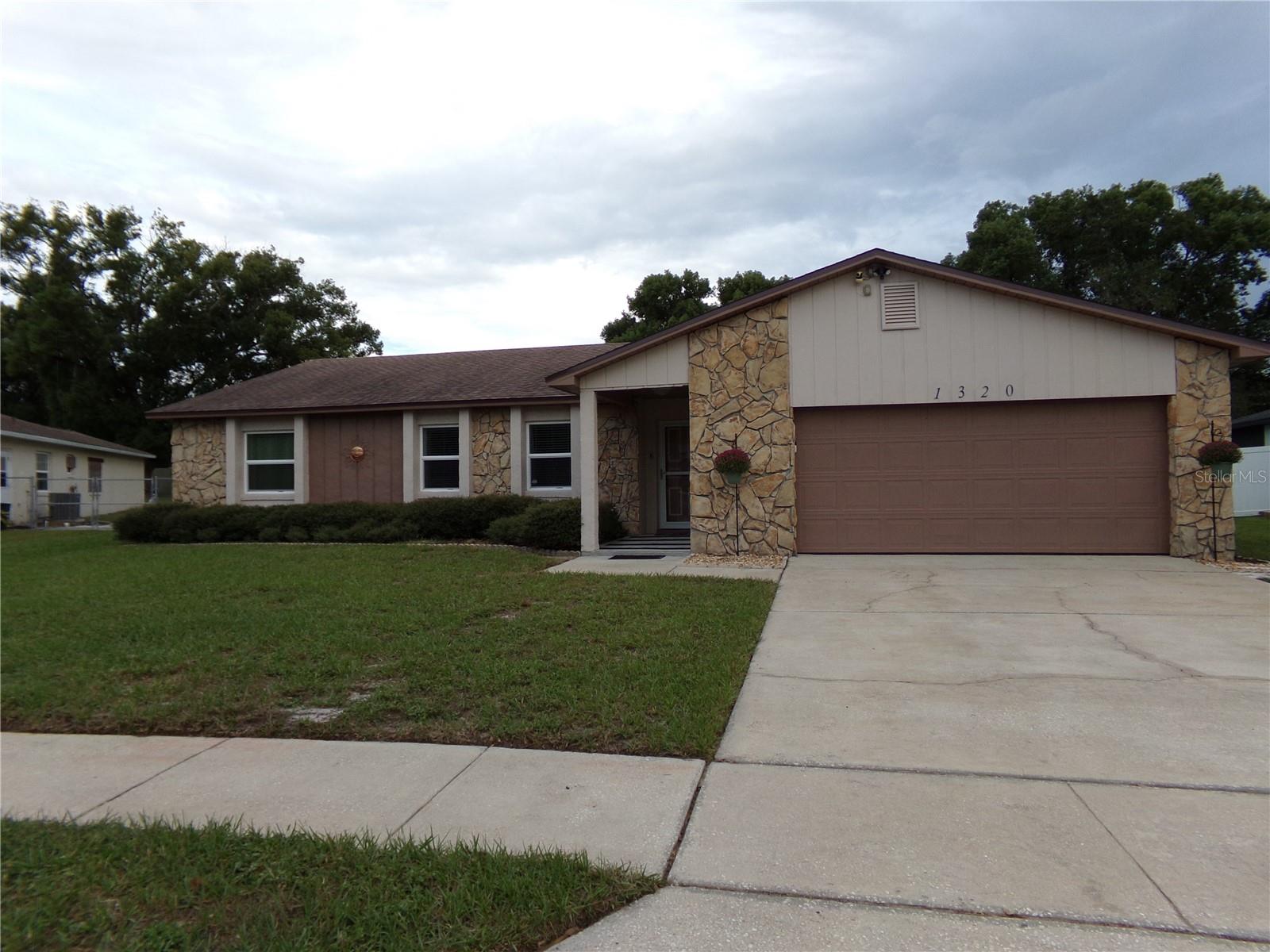 Listing photo 3 for 1320 Gladiolas Dr