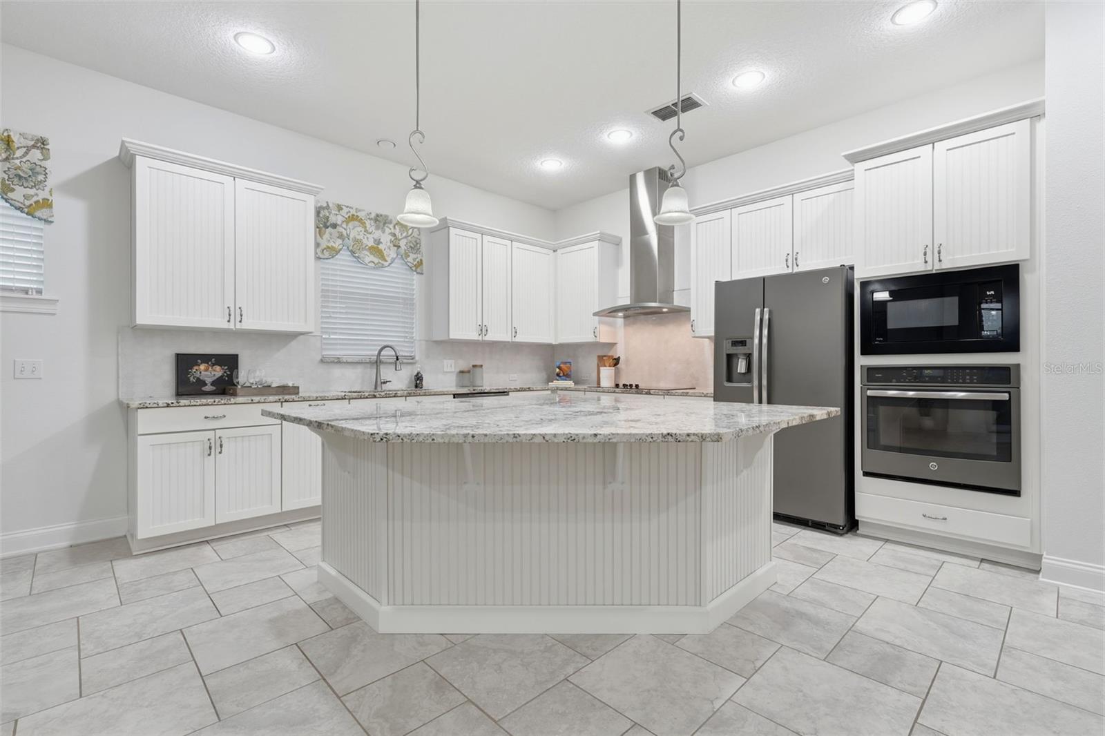 Listing photo 3 for 16716 Abbey Hill Ct