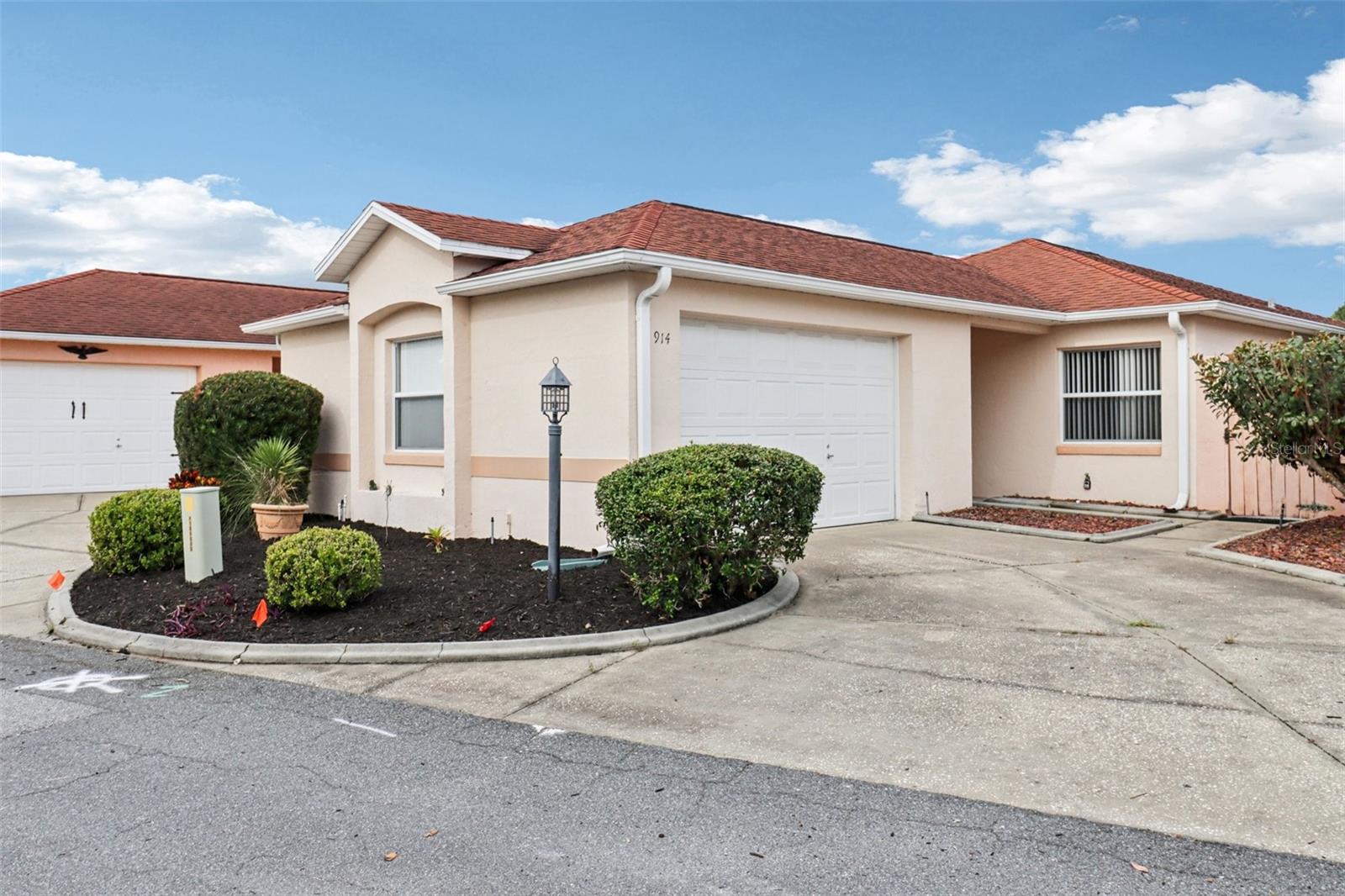 Listing photo 2 for 914 Mendoza Blvd