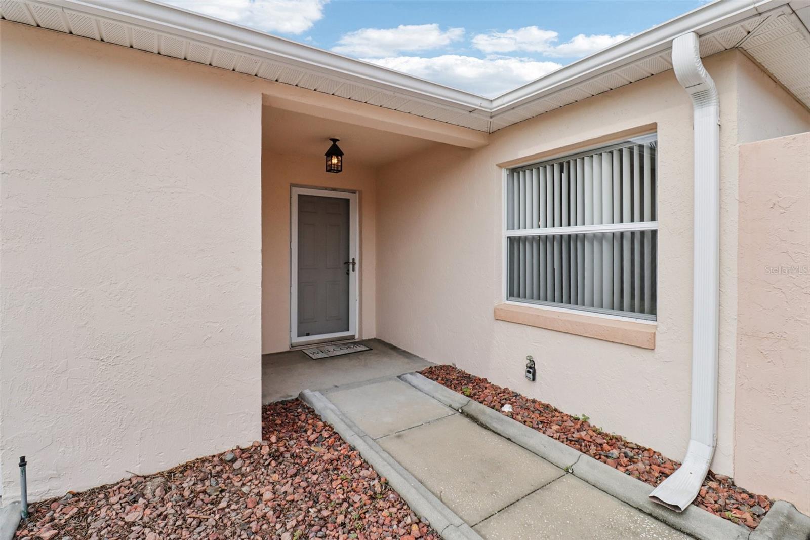 Listing photo 3 for 914 Mendoza Blvd