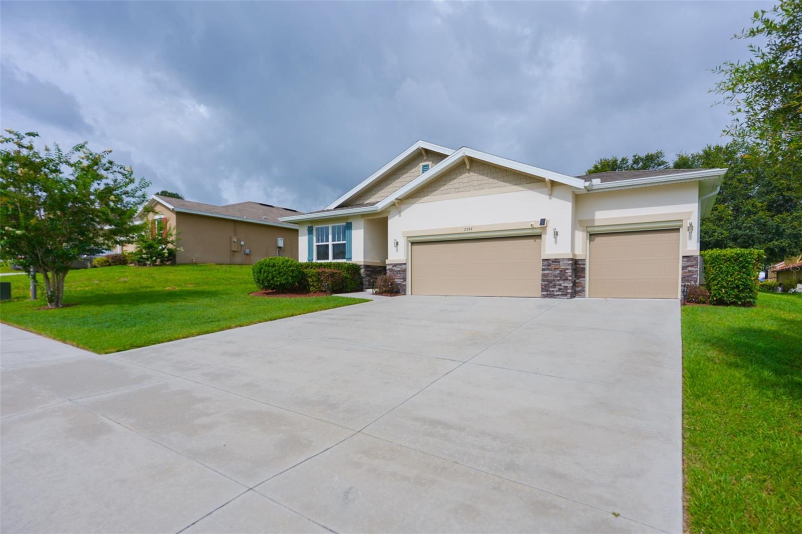 Listing photo 3 for 2544 Autumn Stream Dr
