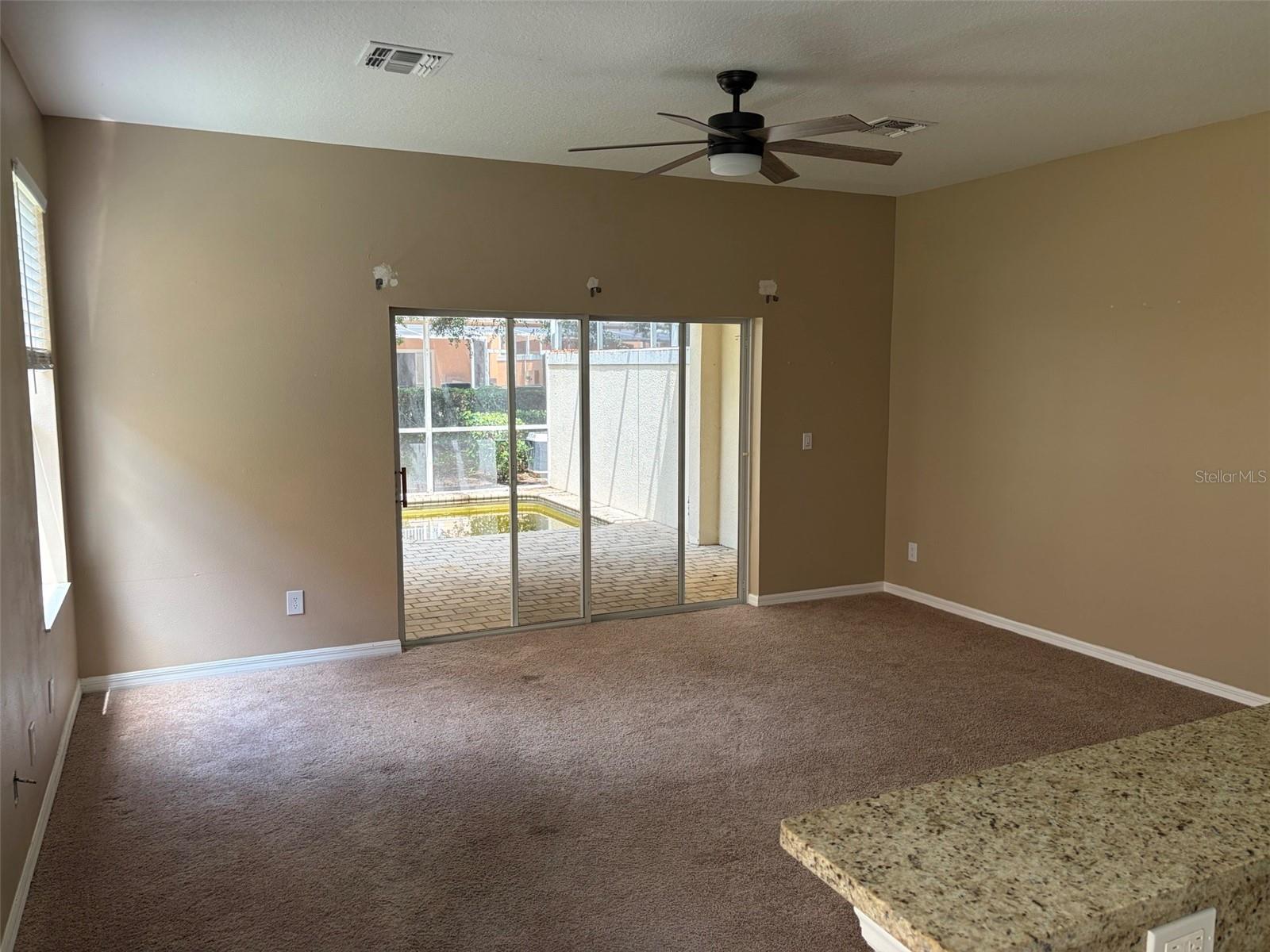 Listing photo 3 for 1407 Retreat Cir