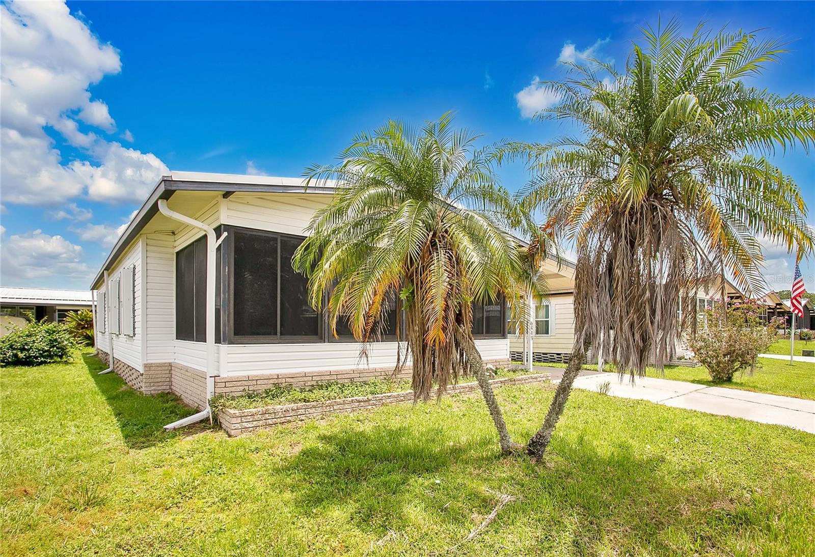 Listing photo 3 for 6443 Hollyberry Ln Ne