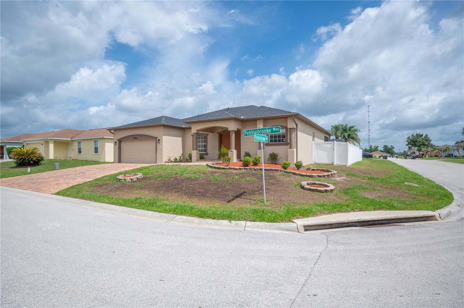 Listing photo 3 for 8653 Pebblebrooke Way