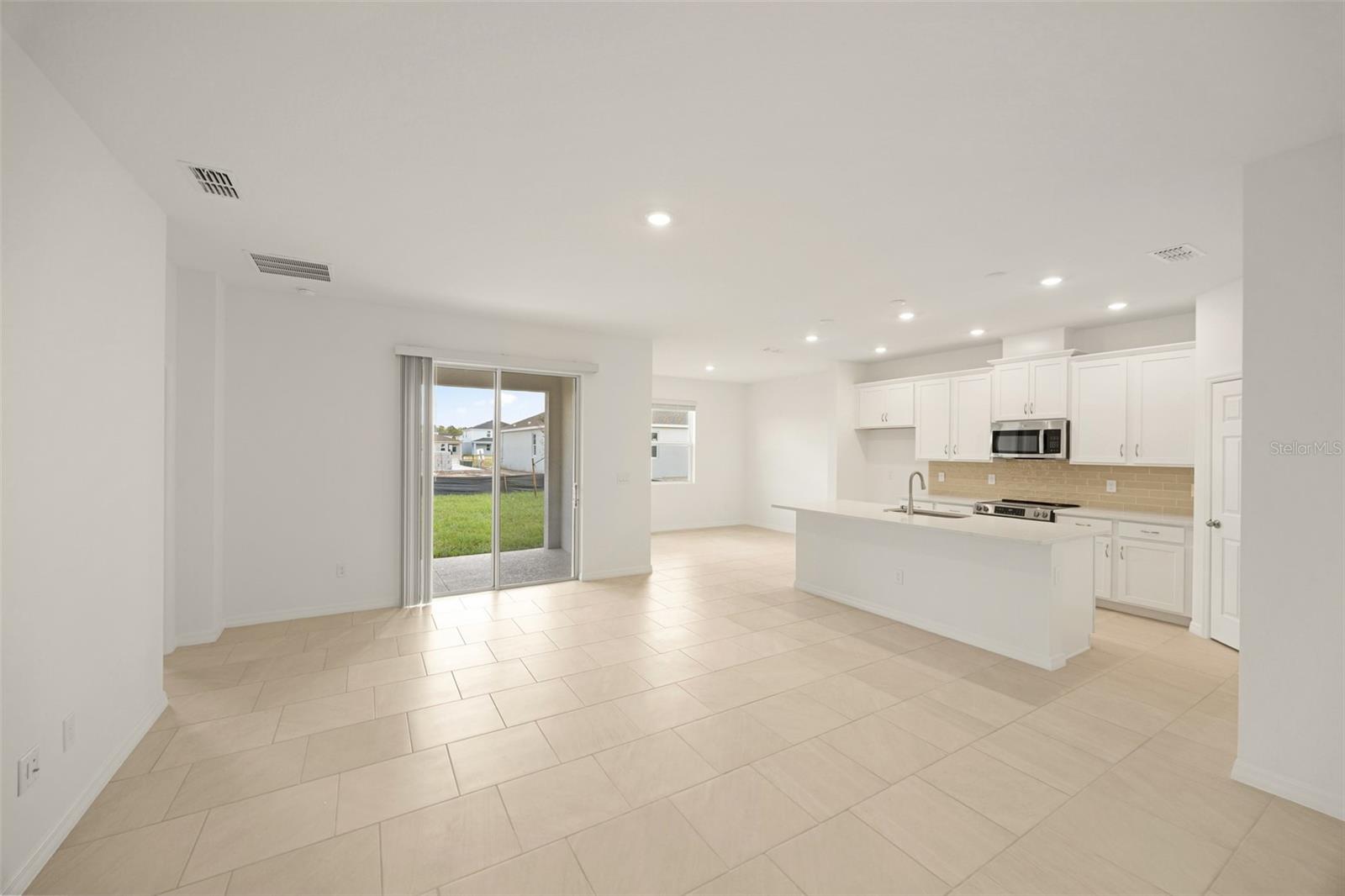Listing photo 2 for 1819 Lattice Way