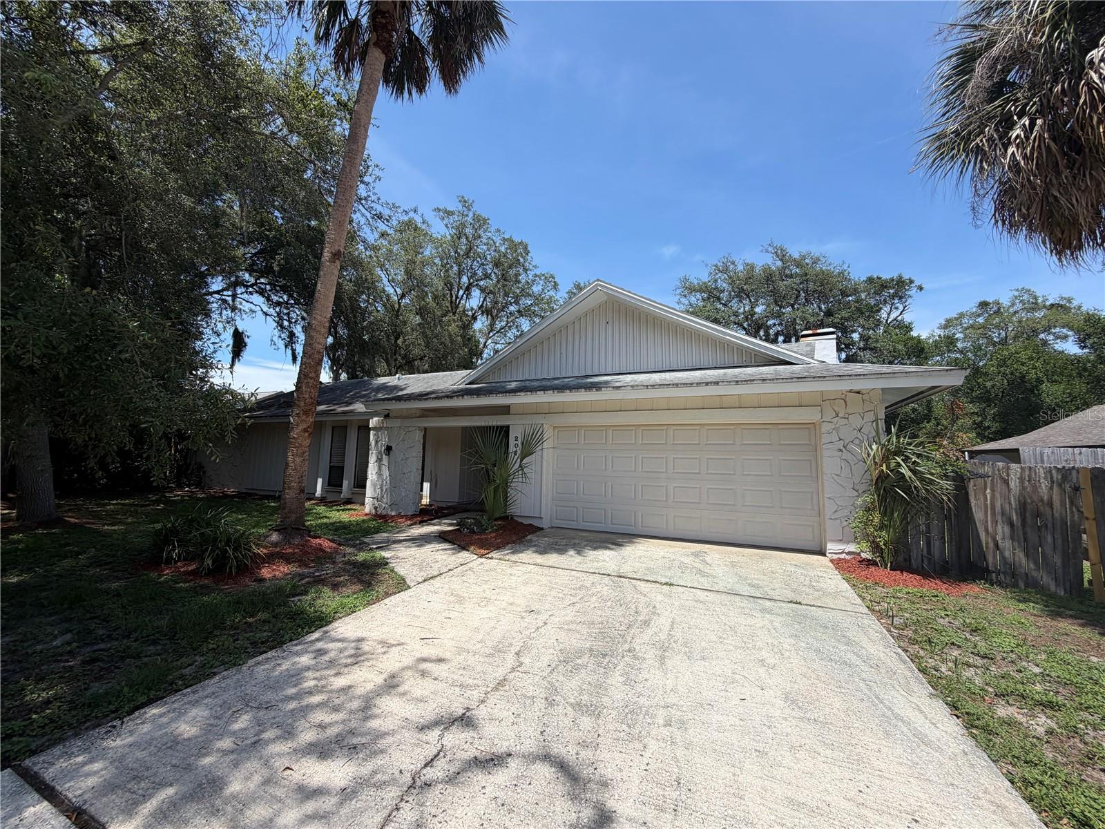 204 W RIDGEWOOD COURT