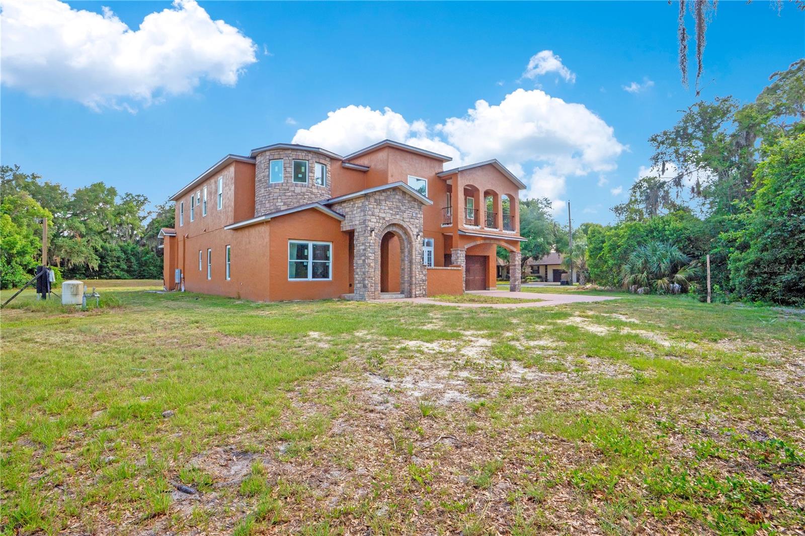 Listing photo 3 for 818 Lake Agnes Dr