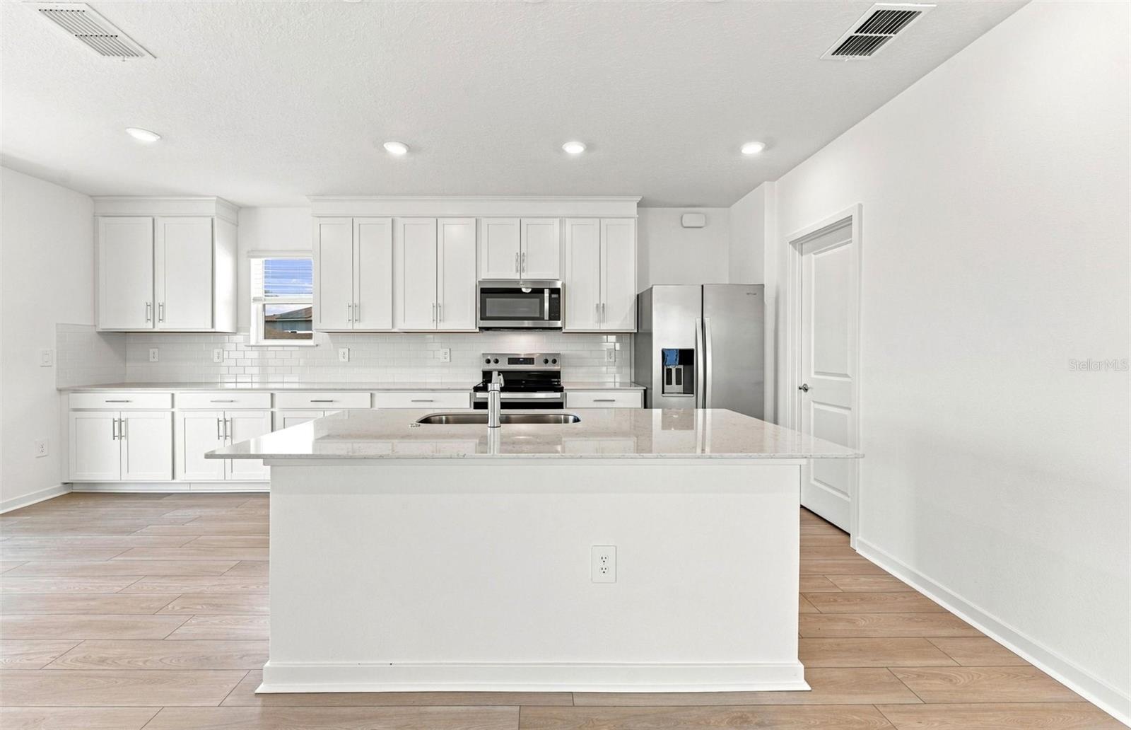 Listing photo 3 for 1436 Hamilton Way