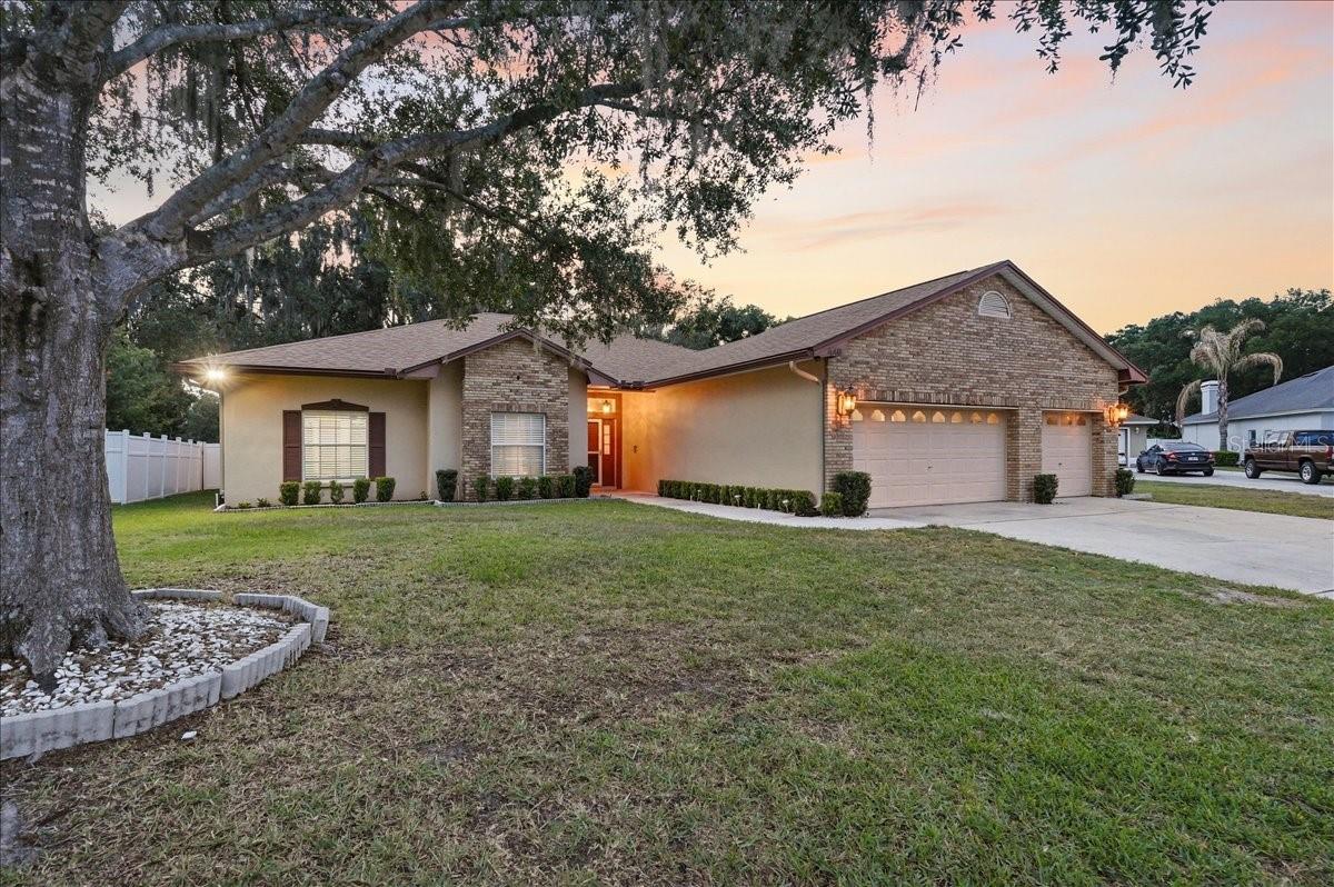 Listing photo 1 for 448 Lake Harris Dr