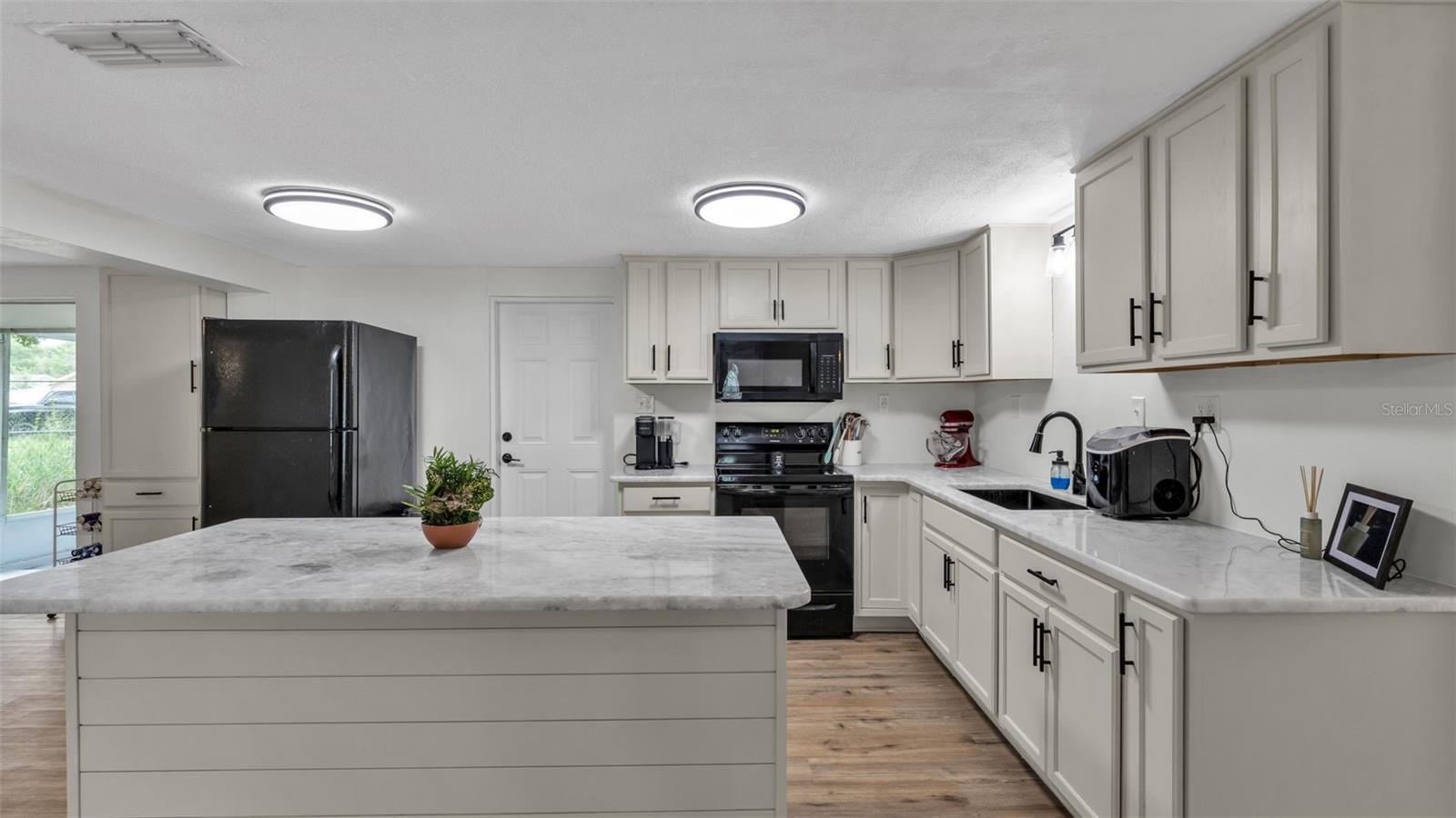 Listing photo 3 for 217 4th Jpv St