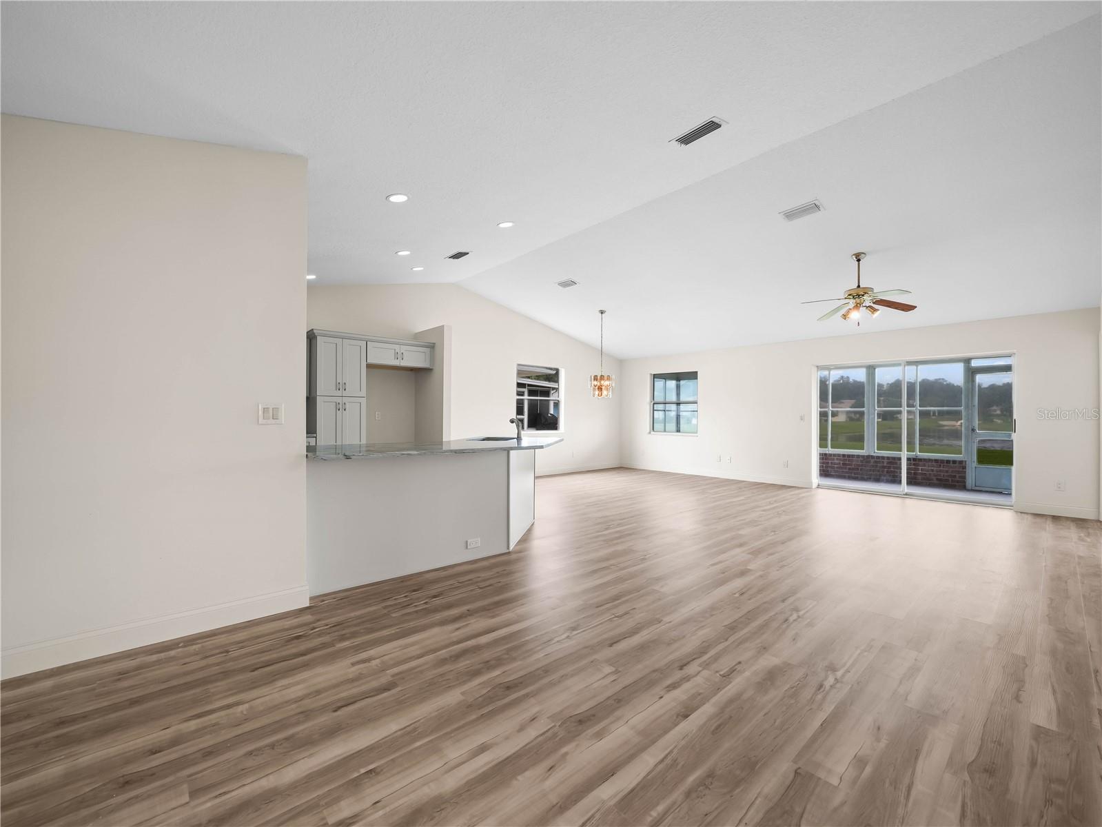 Listing photo 3 for 6341 Silver Lakes Dr W