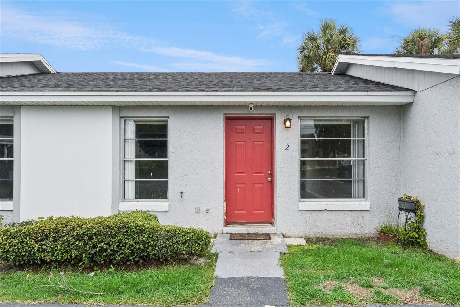 Listing photo 1 for 2 Lake Villa Way