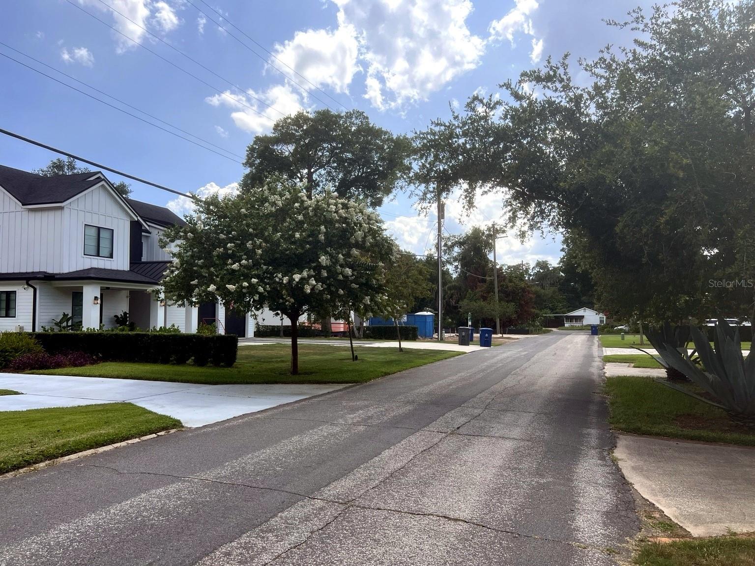 Listing photo 2 for 2831 Mulford Ave