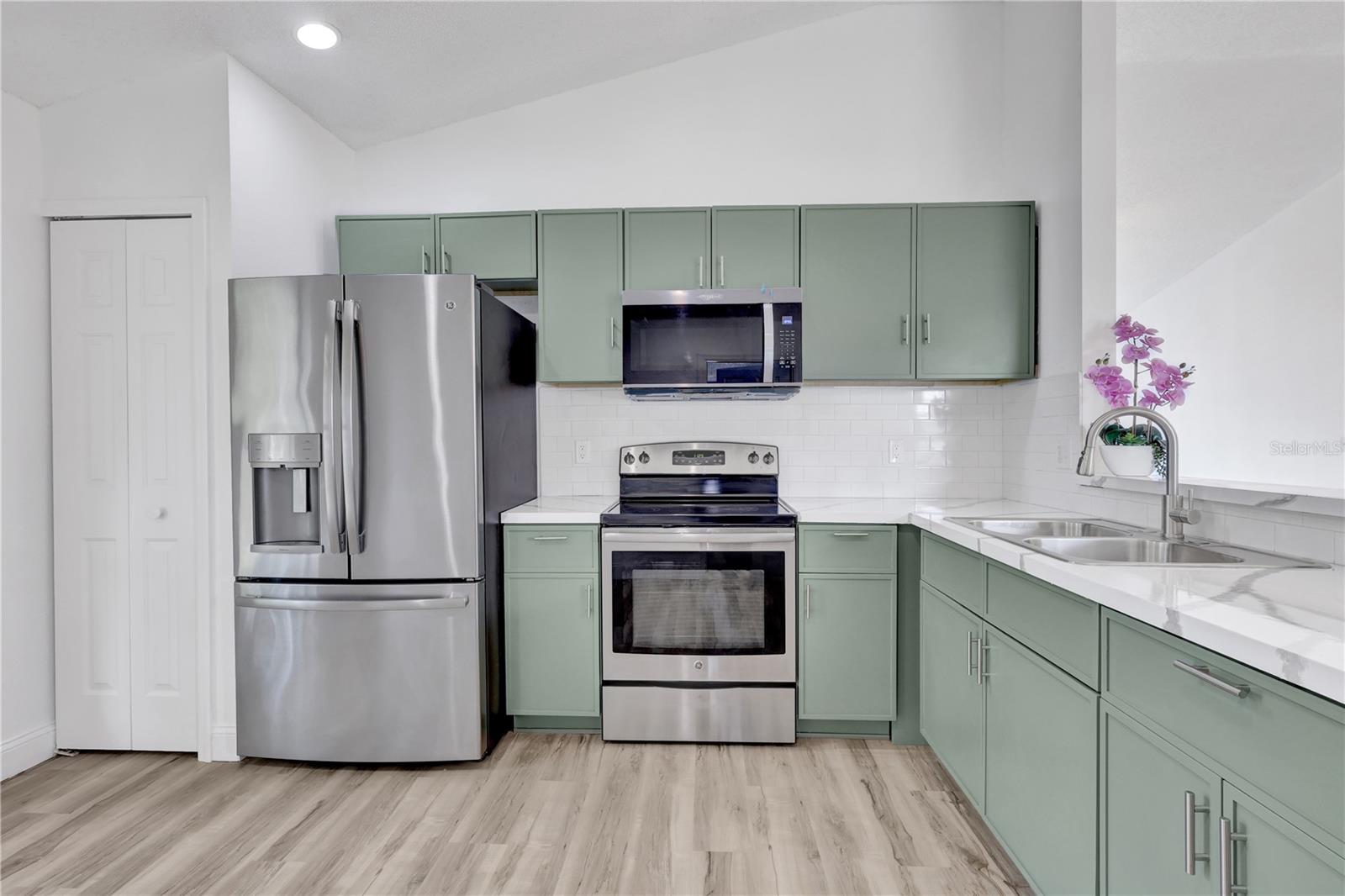Listing photo 2 for 318 Walpole Loop