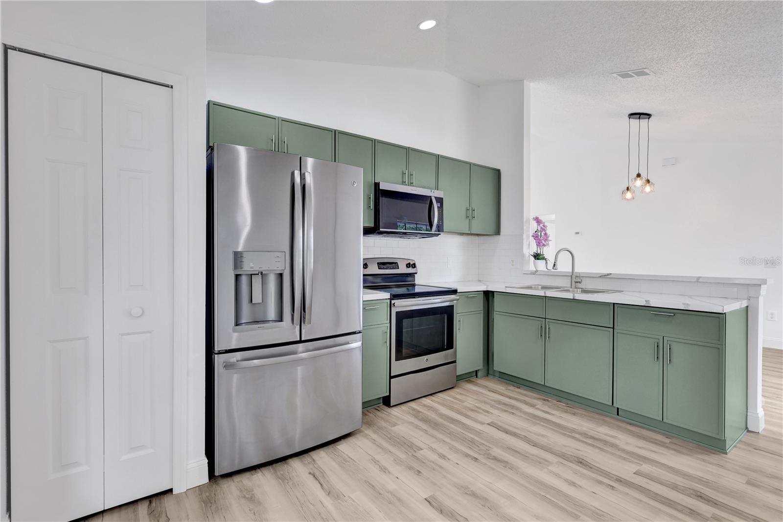 Listing photo 3 for 318 Walpole Loop