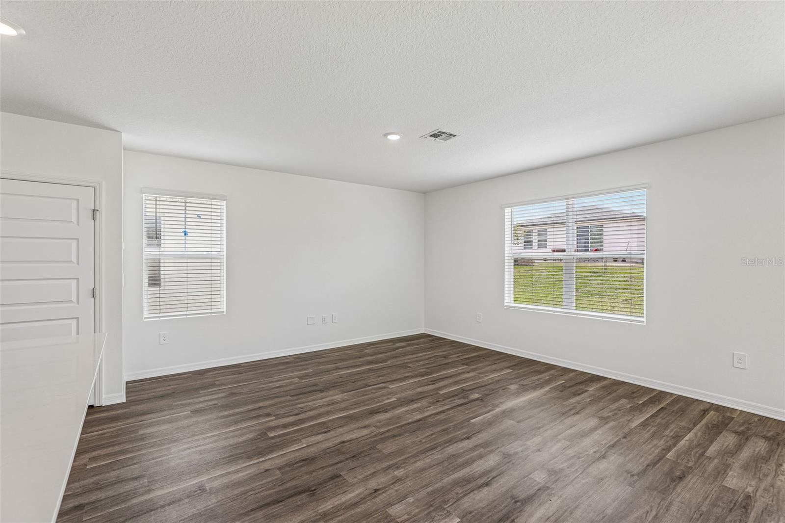 Listing photo 2 for 5614 Brook Ln
