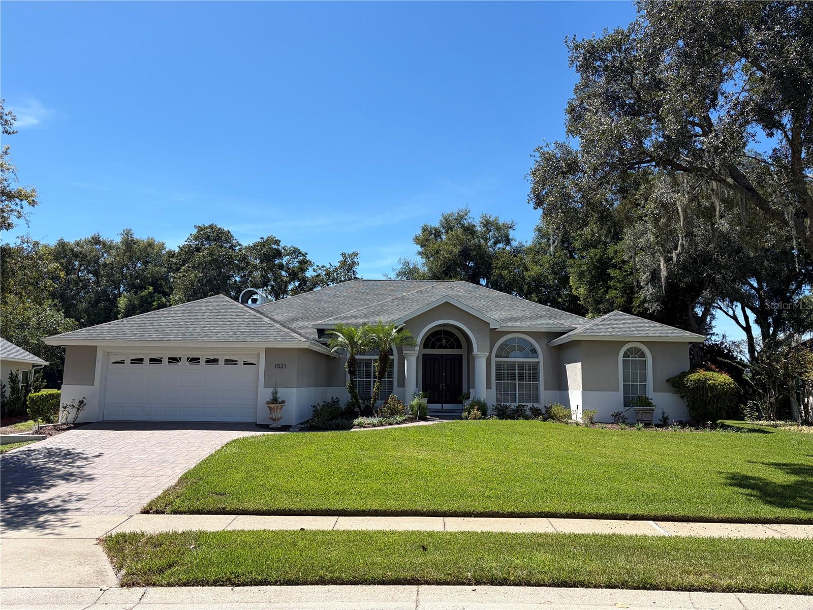 Listing photo 1 for 1521 Edgewater Dr