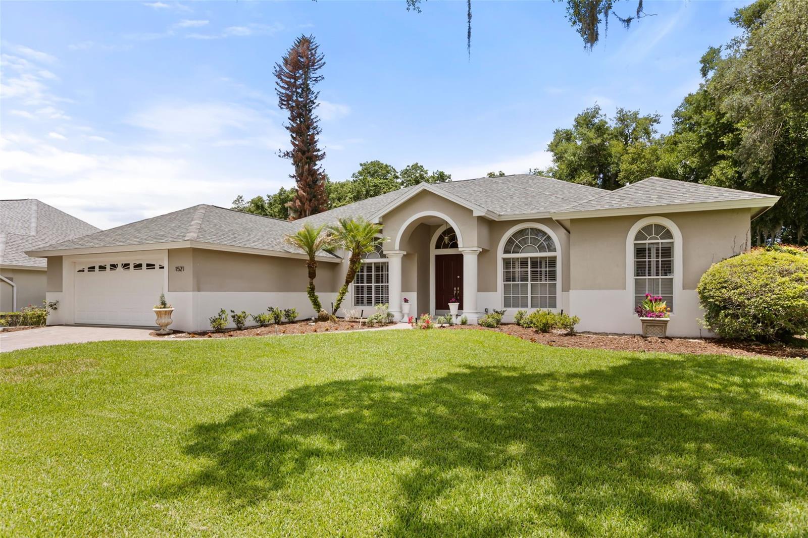 Listing photo 2 for 1521 Edgewater Dr
