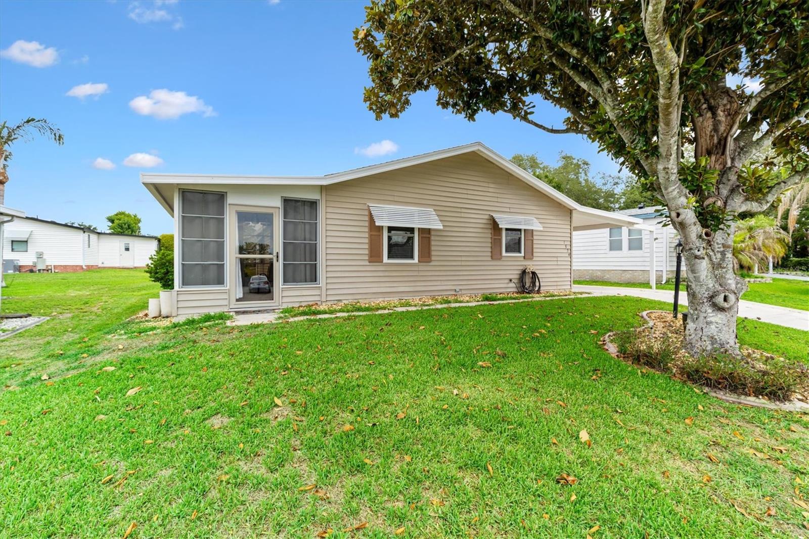 Listing photo 2 for 1534 Hillcrest Dr