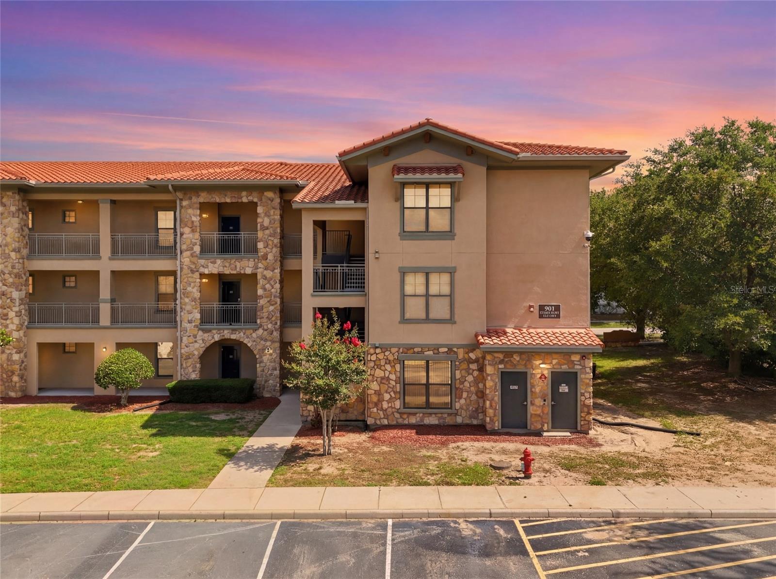 Listing photo 1 for 901 Charo Pkwy #717