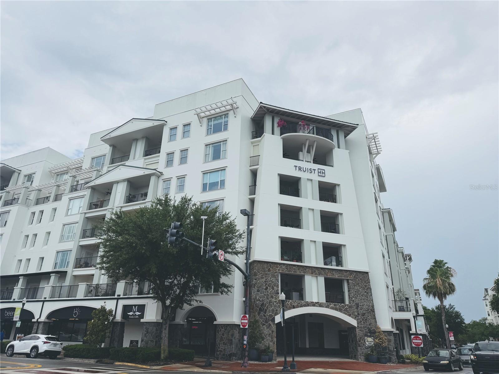 Listing photo 1 for 2305 Edgewater Dr #1708