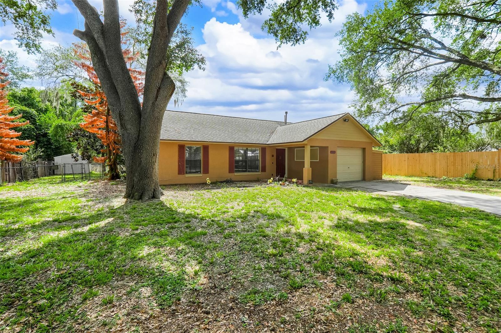 Listing photo 3 for 207 Howard Ct
