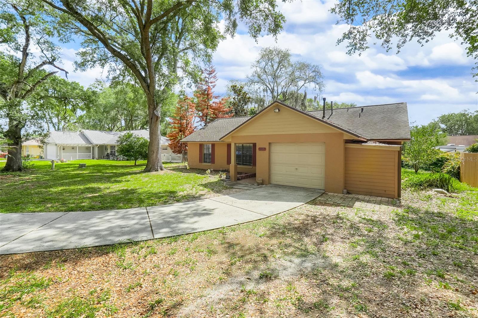 Listing photo 2 for 207 Howard Ct