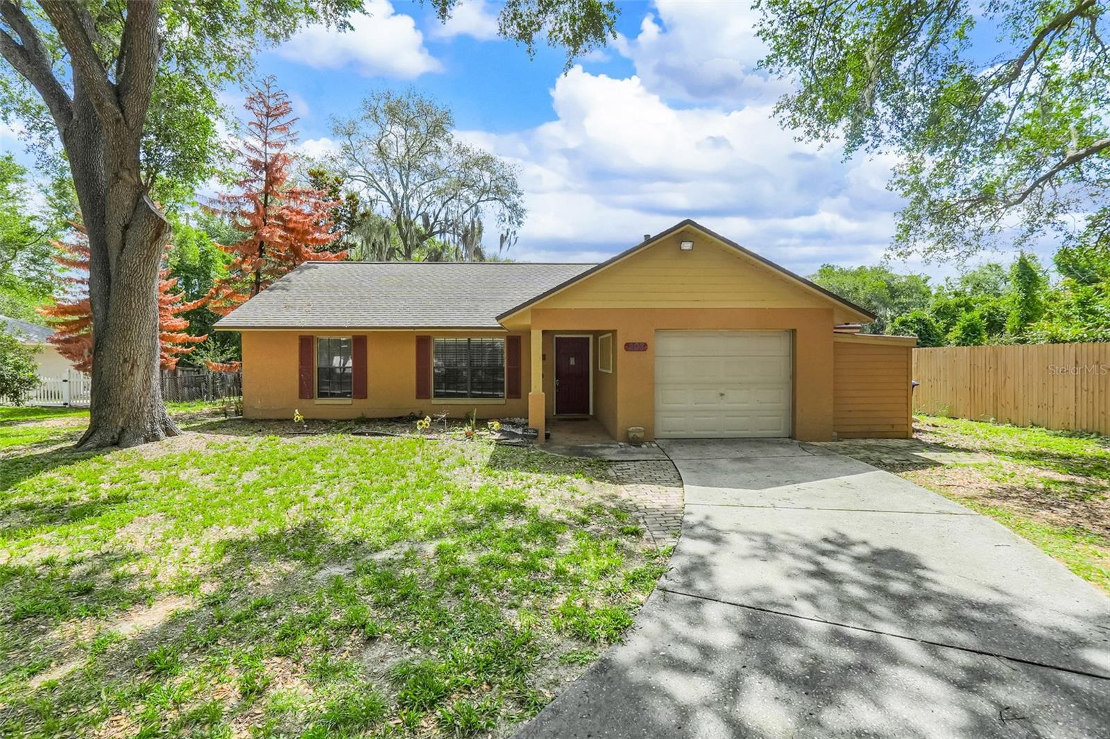 Listing photo 1 for 207 Howard Ct
