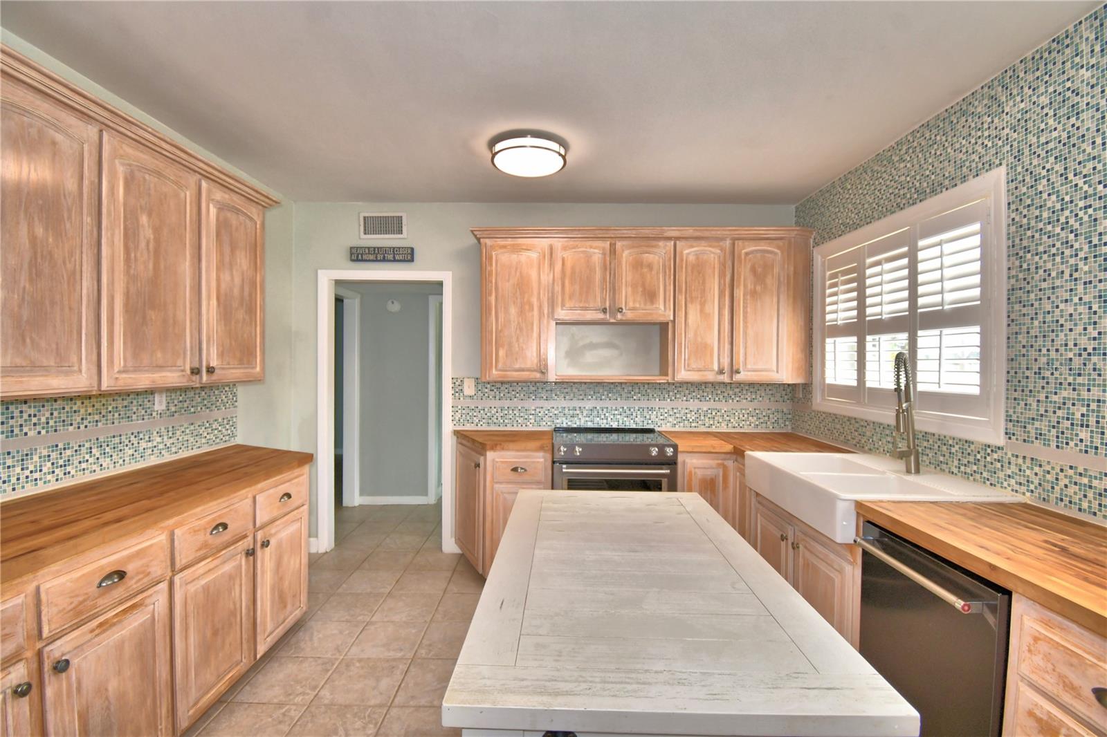 Listing photo 3 for 1620 17th St Nw