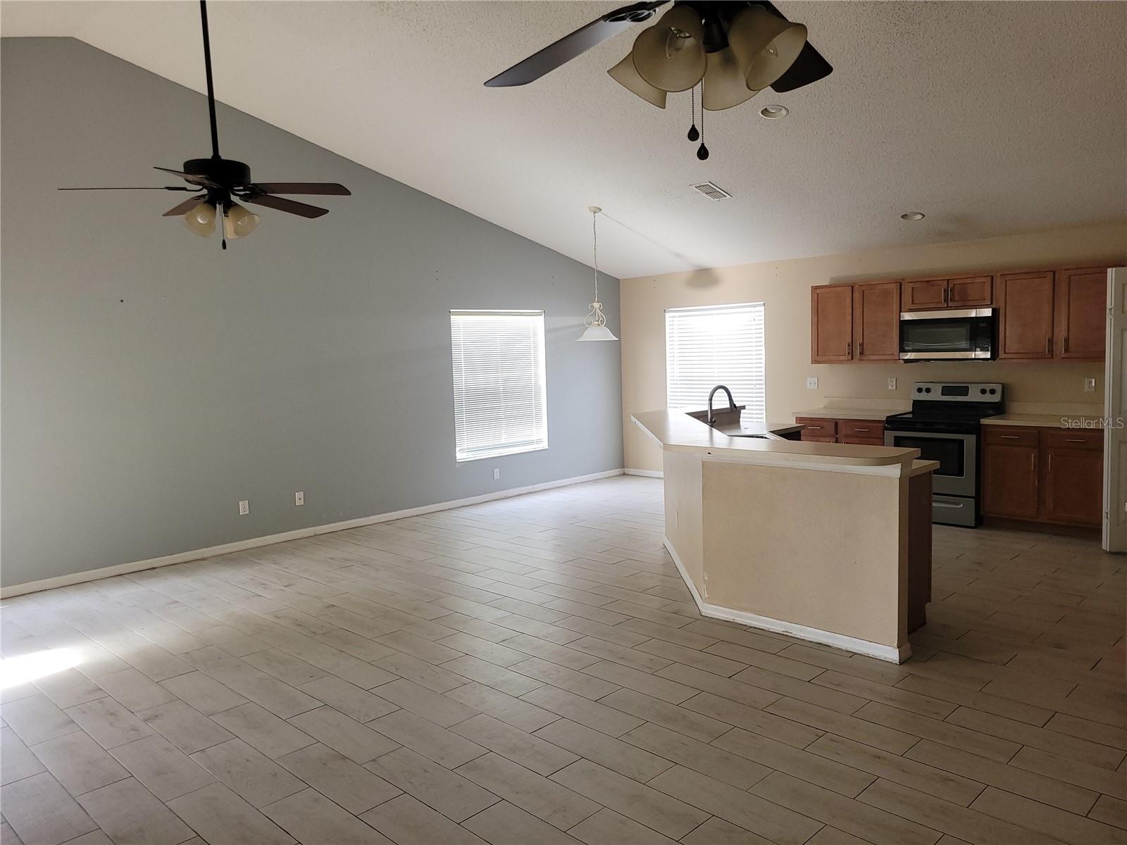 Listing photo 3 for 1142 Bluegrass Dr